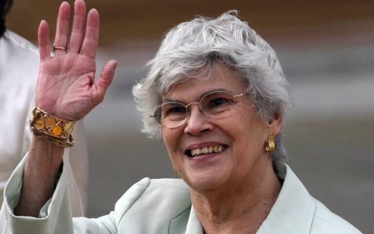 DESCANSE EN PAZ DOÑA VIOLETA