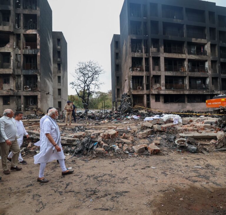 Incrementa a 274 los fallecidos en accidente aéreo en la India