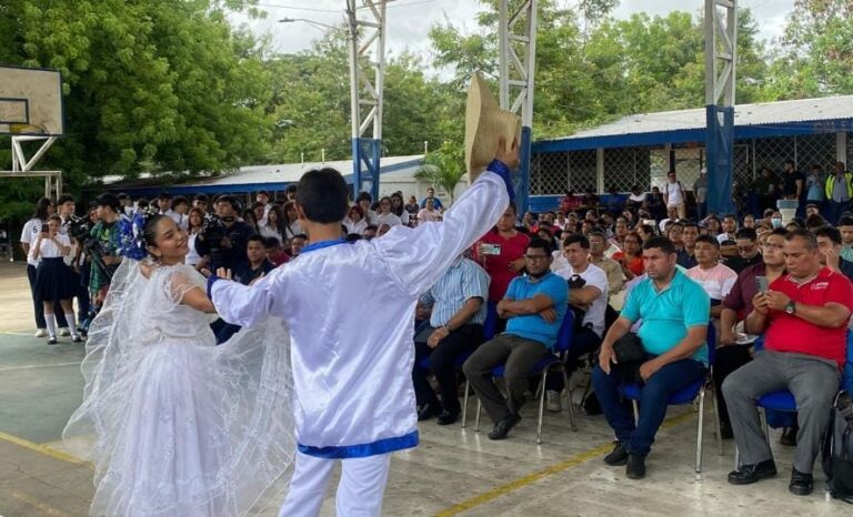 Docentes celebran el Día del Padre en Nicaragua