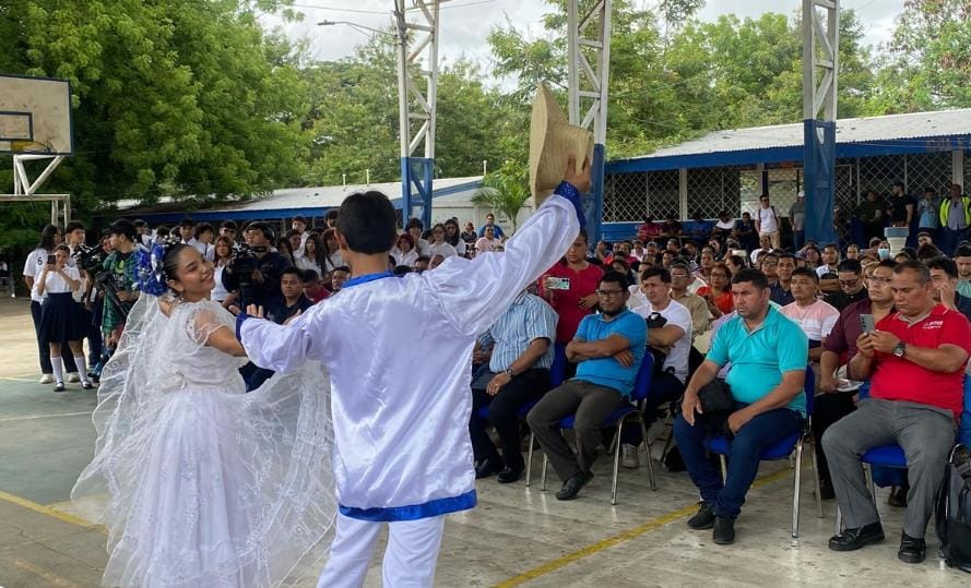 Docentes celebran el Día del Padre