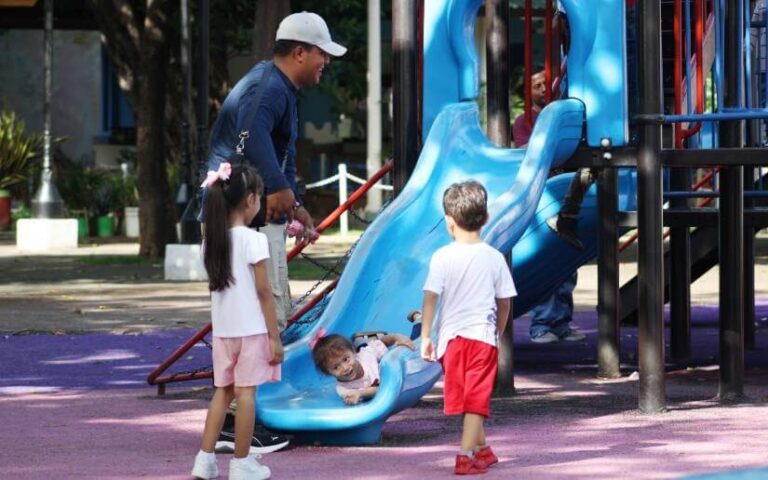 Familias se recrean en los espacios públicos