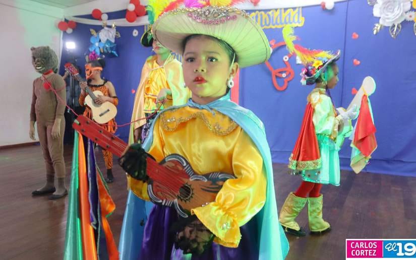 Más de 20 participantes del Curso de Folclor demuestran sus habilidades