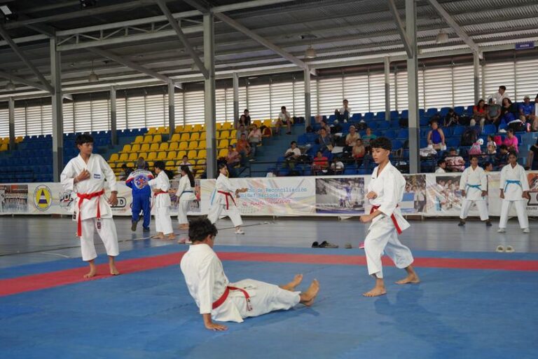 Realizan competencia de Karate Do y Taekwondo