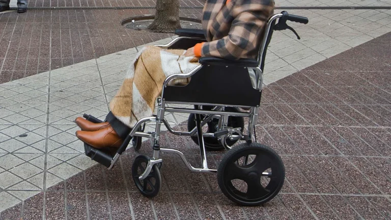 Asesina a su madre y pasea su cadáver en una silla de ruedas