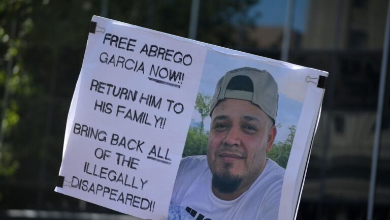 Migrante es deportado por error pero luego lo regresan