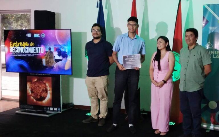 Jóvenes finalizan curso de Astrofísica