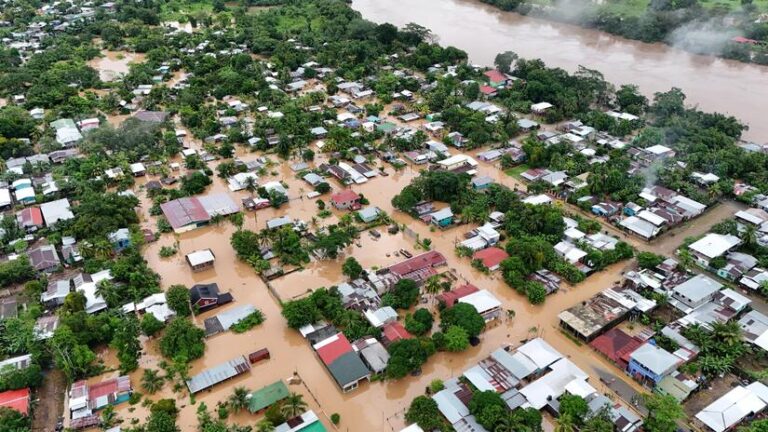Realizan evacuación de familias por crecida del Río Escondido en El Rama
