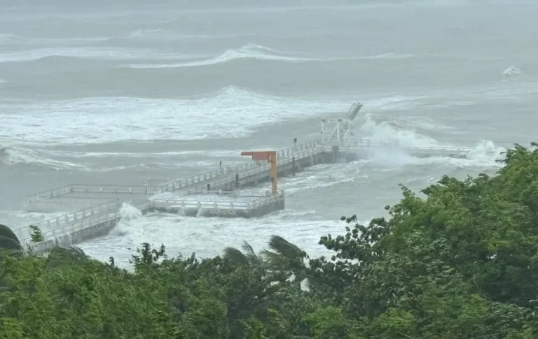 Tifón Wutip impacta en ciudad china