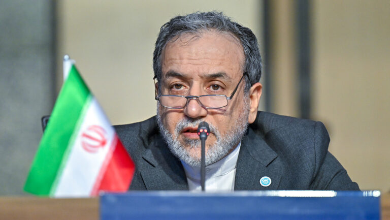 Araghchi: EEUU debe indemnizar a Irán