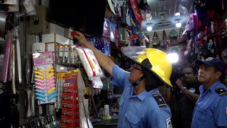 Bomberos inspeccionan tramos en el mercado Jonathan González