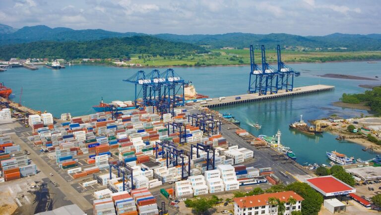 Dos puertos del Canal de Panamá serán regulados