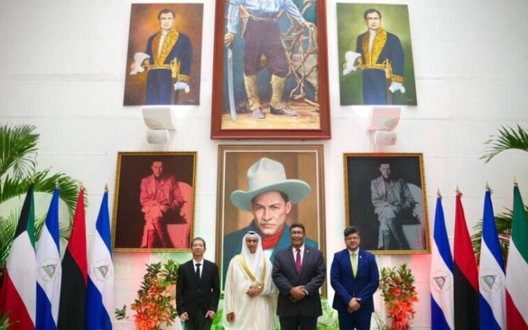Canciller de Nicaragua sostiene reunión con Embajador del Estado de Kuwait concurrente desde México Ayer, Jueves 17 de Julio, sostuvimos reunión en nuestra Cancillería de la República con el Señor Salah S A Y Alhaddad, Embajador del Estado de Kuwait ante Nicaragua, concurrente desde México, en el marco de su Visita para participar en las Celebraciones del 46º Aniversario de la Gloriosa Revolución Popular Sandinista. Por el Gobierno de Reconciliación y Unidad Nacional participaron el Compañero Canciller Valdrack Jaentschke, el Compañero Iván Lara, Ministro Asesor de la Presidencia para Políticas y Relaciones Internacionales y el Compañero César Castañeda, Embajador de Nicaragua en Bélgica. El Embajador Salah S A Y Alhaddad transmitió los saludos de sus Autoridades, las Felicitaciones al Pueblo y Gobierno de Nicaragua por la Celebración del 46º Aniversario de la Gloriosa Revolución Popular Sandinista y sus mejores deseos a favor del Desarrollo y la Prosperidad del Pueblo Nicaragüense. Asimismo, el Embajador reafirmó el interés de continuar fortaleciendo las históricas relaciones bilaterales entre Kuwait y Nicaragua. Además, reiteró la plena disposición de continuar colaborando con nuestro país, a fin de ampliar las oportunidades de inversión en distintos ámbitos. Por nuestra parte, el Compañero Canciller Valdrack Jaentschke transmitió los fraternos saludos de los Co-Presidentes de la República de Nicaragua, Comandante Daniel Ortega Saavedra y Compañera Rosario Murillo Zambrana, destacando la voluntad y el compromiso del Gobierno de Reconciliación y Unidad Nacional de continuar profundizando las relaciones políticas y económicas entre nuestros países, las cuales están cimentadas en la Amistad y el Beneficio Mutuo. Además, el Canciller Jaentschke resaltó que la Paz, el Bienestar, la Seguridad, la Estabilidad, la lucha contra la pobreza y la restitución de los derechos con el protagonismo de todos los nicaragüenses son temas centrales para Nicaragua. En ese espíritu, el Canciller agradeció al Estado de Kuwait y al Fondo Kuwaití para el Desarrollo por su disposición de continuar trabajando con Nicaragua en el mejoramiento de la calidad de vida de nuestra población.
