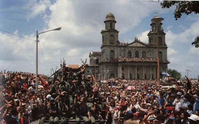 El 17 de julio de 2025, miles de nicaragüenses conmemoraron con entusiasmo y unidad el 46.º aniversario del triunfo de la Revolución Popular Sandinista. La jornada estuvo marcada por música testimonial, abrazos, sonrisas y un vibrante espectáculo de juegos pirotécnicos que iluminó el cielo, reflejando el compromiso del pueblo con los ideales de justicia, libertad y paz que dieron origen a esta histórica gesta.