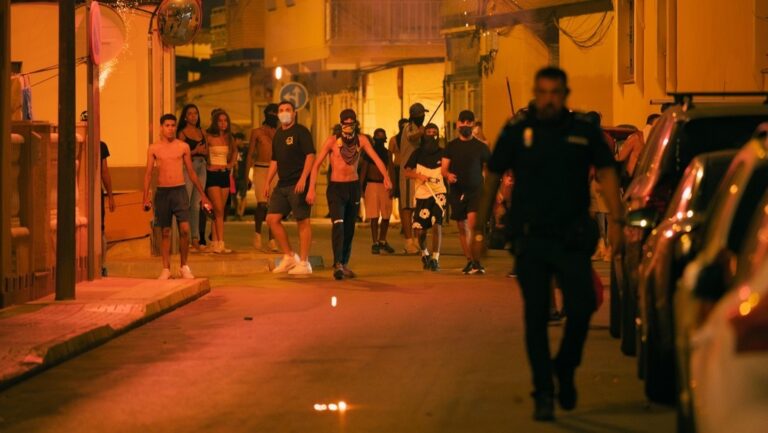 Caos en España por “cacerías de migrantes”