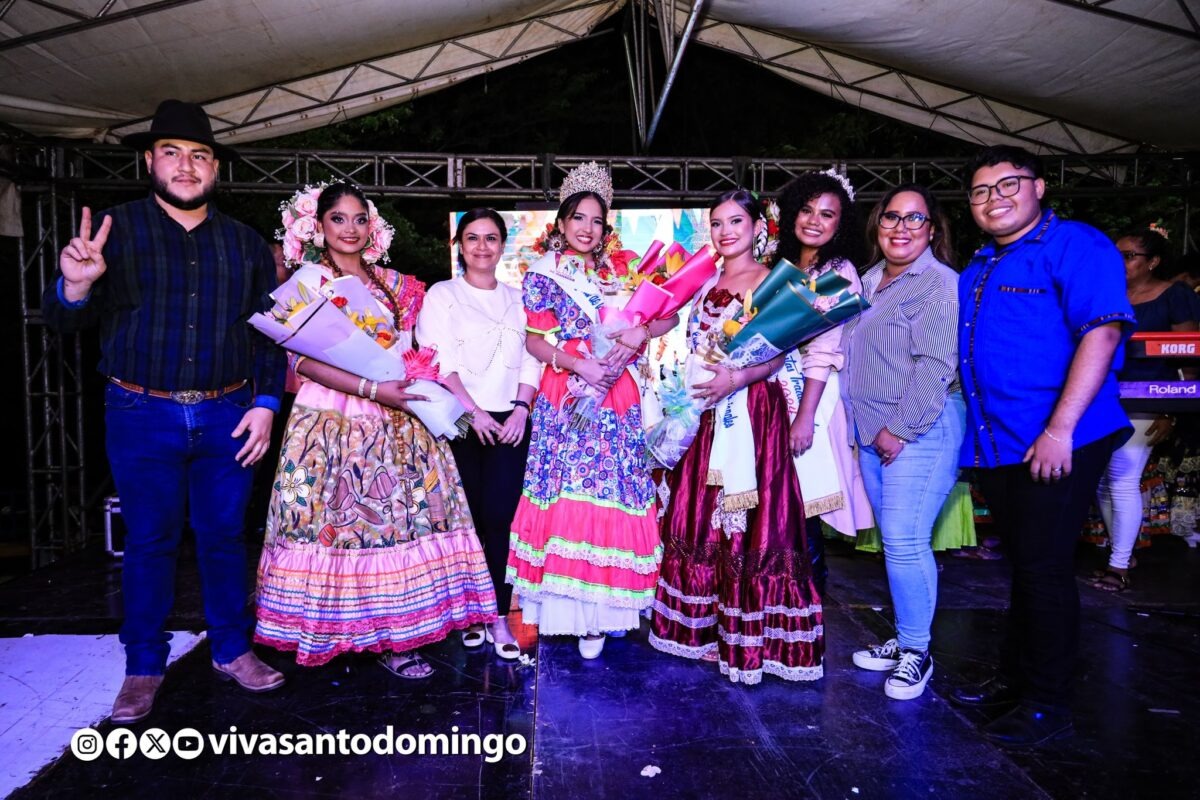 Coronan a la reina de las Fiestas de Santo Domingo de Guzmán