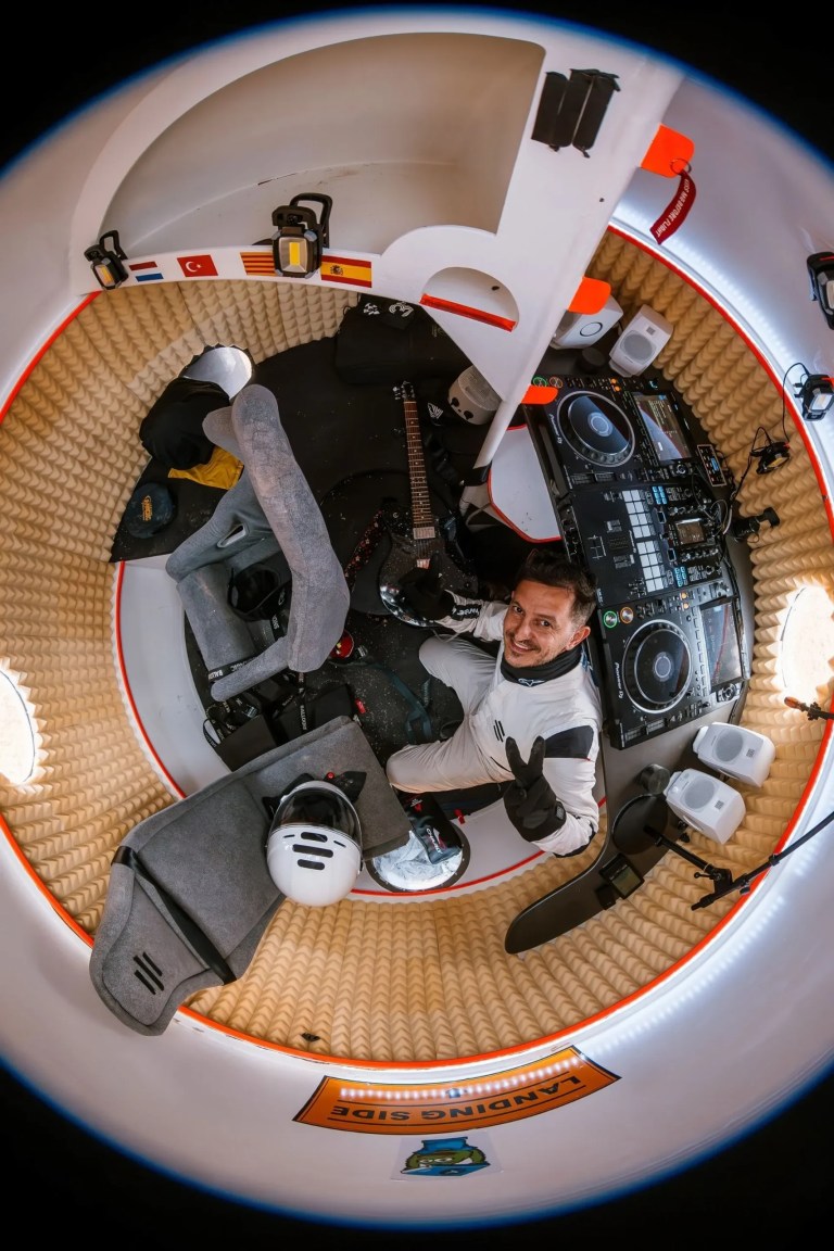 DJ anima y programa música desde el espacio