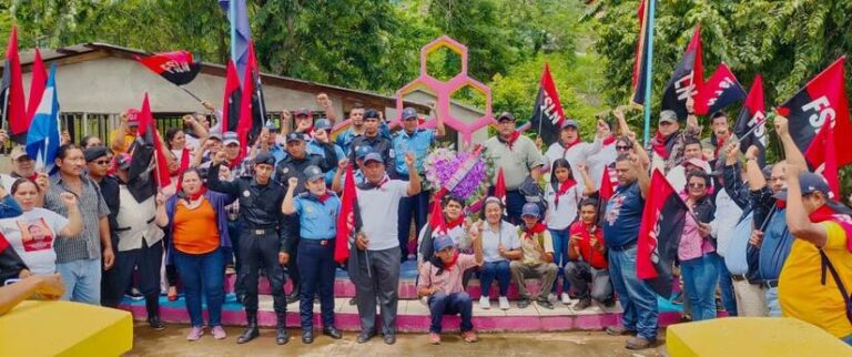 Depositan flores a Combatientes y Mártires de Las Minas