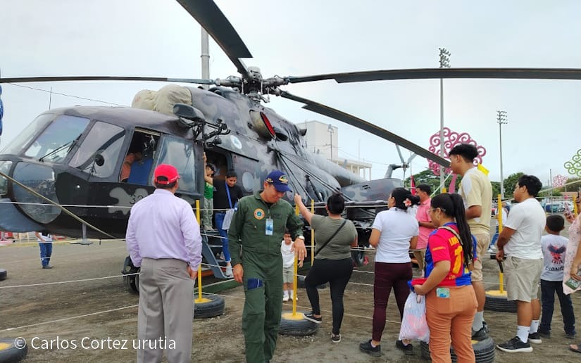 Familias disfrutan de la Exposición de equipos militares