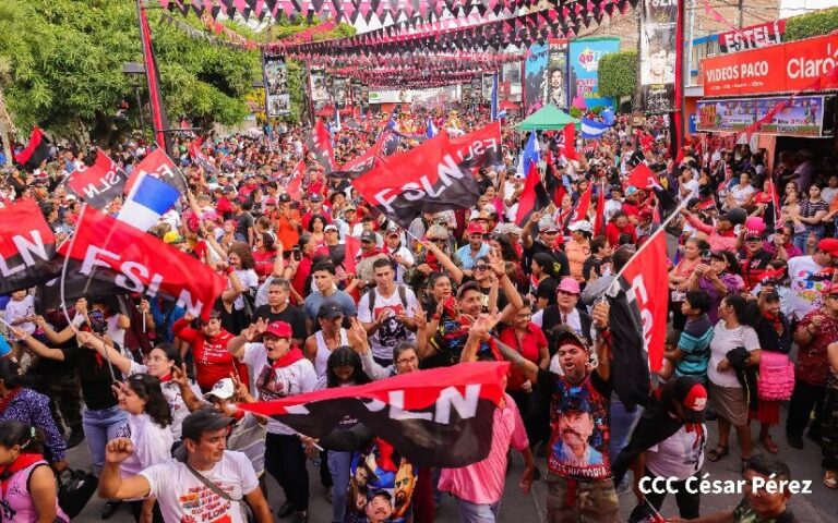 Para reafirmar la paz en la que viven y en celebración al 46/19, el pueblo de Estelí realizó una caminata que recorrió las principales calles.