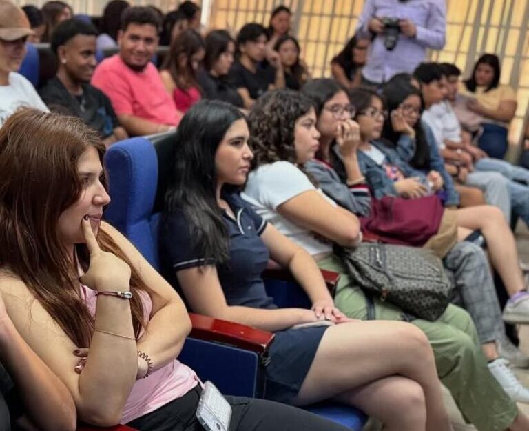Juventud nicaragüense en la defensa de la soberanía y la paz