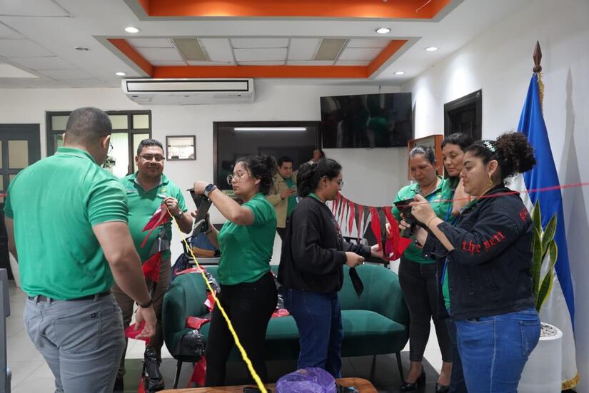 MARENA adorna sus instalaciones en saludo a Julio Victorioso