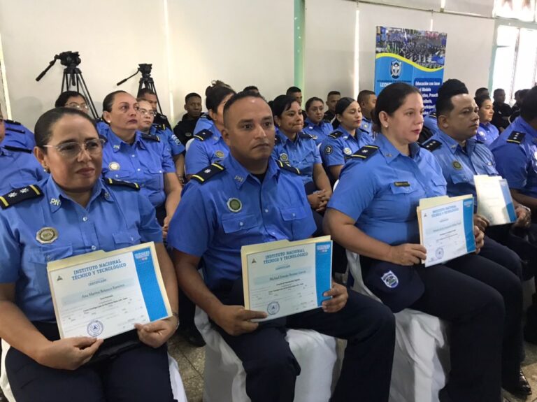 Más de 400 oficiales se gradúan del Programa Angelita Morales