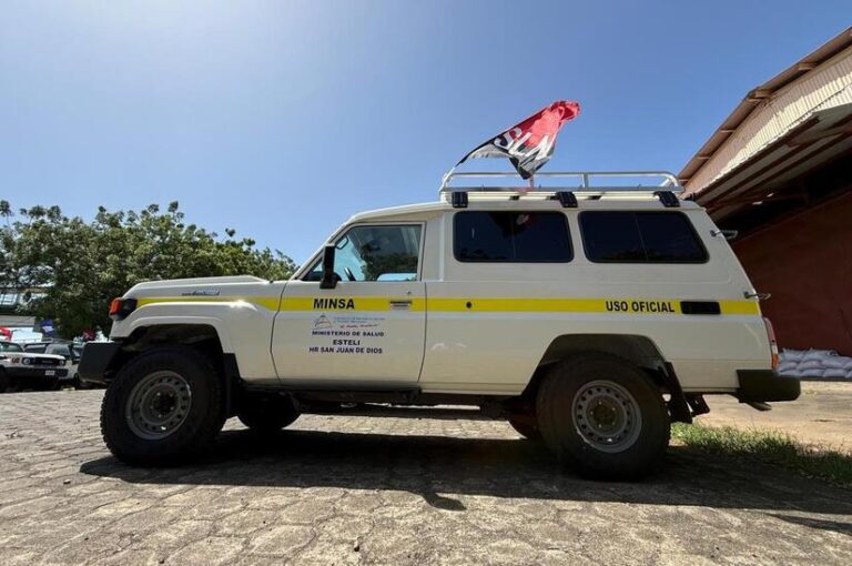 Invierten más de 42 millones de córdobas en más ambulancias Para garantizar un traslado oportuno, el Gobierno Sandinista invirtió 42.5 millones de córdobas, para entregar más ambulancias al pueblo. “Y también saludando a Julio estamos entregando ambulancia, más ambulancias, para los programas de salud en Madriz, Estelí, Nueva Segovia”, anunció la Copresidenta de Nicaragua, Rosario Murillo. La Copresidenta detalló que en Madriz se entregarán cinco, Estelí cuatro, Nueva Segovia seis, para fortalecer el derecho de las familias. “A ser atendidos como merecen, en salud y garantizar los traslados oportunos y dignos de pacientes en situaciones de emergencia. Una inversión, esta otra de 42.5 millones de córdobas”, detalló. Cambiando totalmente de tema, la Copresidenta informó que Laureano Ortega Murillo, Asesor Presidencial para la Promoción de las Inversiones, Comercio y Cooperación Internacional; el General en Retiro Óscar Mojica, Ministro de Transporte e Infraestructura; el Embajador de la República Popular China en Nicaragua, Chen Xi, entregaron 920 viviendas. “Entregando las primeras 920 casas a familias de Managua, del Programa Nacional de Viviendas, “Nuevas Victorias”, que estamos desarrollando en todo el país, con la cooperación, respetuosa, fraternal y solidaria, de la República Popular China. Nuestro agradecimiento, como siempre”, sostuvo. Y culminó agregando que Nicaragua entregó cartas credenciales en el Palacio Real de Vietnam.