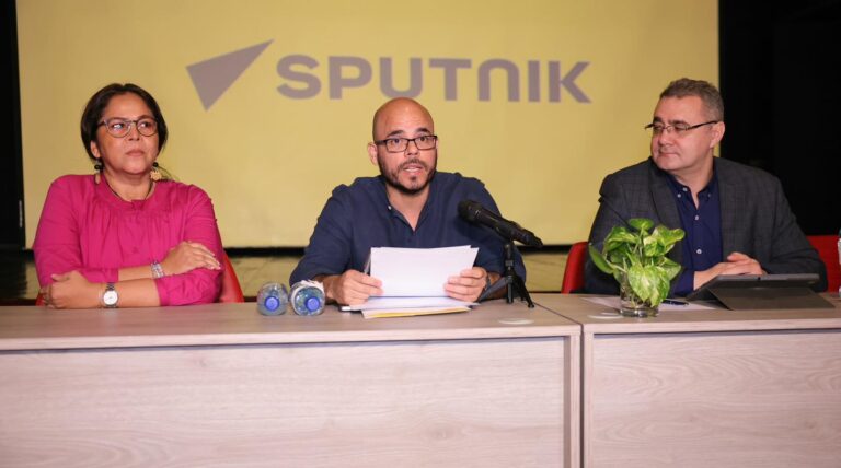 Comunicadores de los medios del Poder Ciudadano sostienen este miércoles un encuentro Oleg Vyazmitinov, periodista y director del Buró Regional Agencia de Noticias Sputnik.