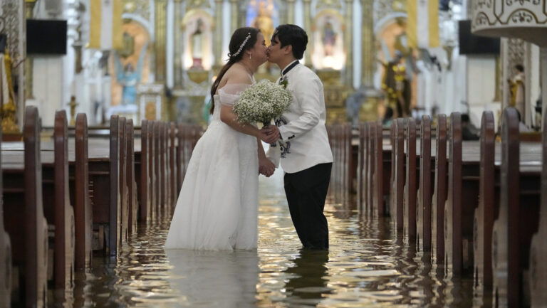 Pareja se casa en medio de un tifón en Filipinas