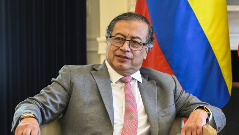 Presidente de Colombia reitera denuncia de un golpe de Estado