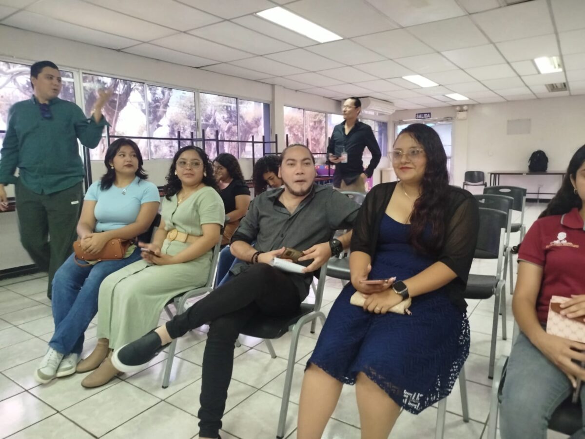 La Juventud Sandinista, premió a 5 jóvenes universitarios de Managua que participaron en el concurso de Arte Gráfica “Revolución Creativa”.