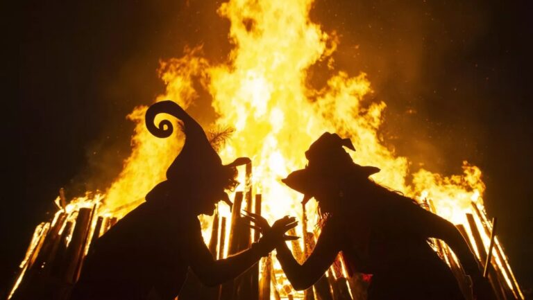 Rusia prohíbe el satanismo por besarse en el odio