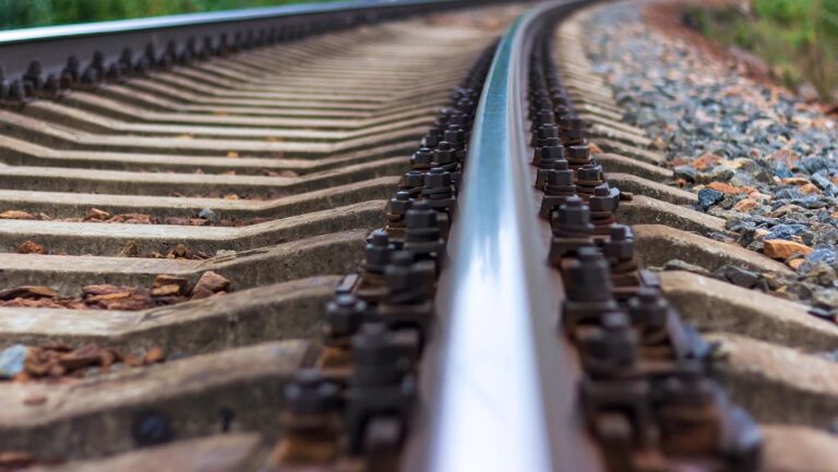 Un hombre con los ojos vendados se acostó en las vías de un tren