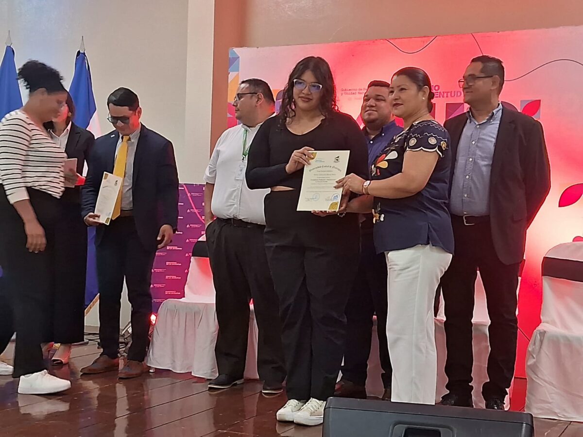 Certifican a 100 jóvenes con talento