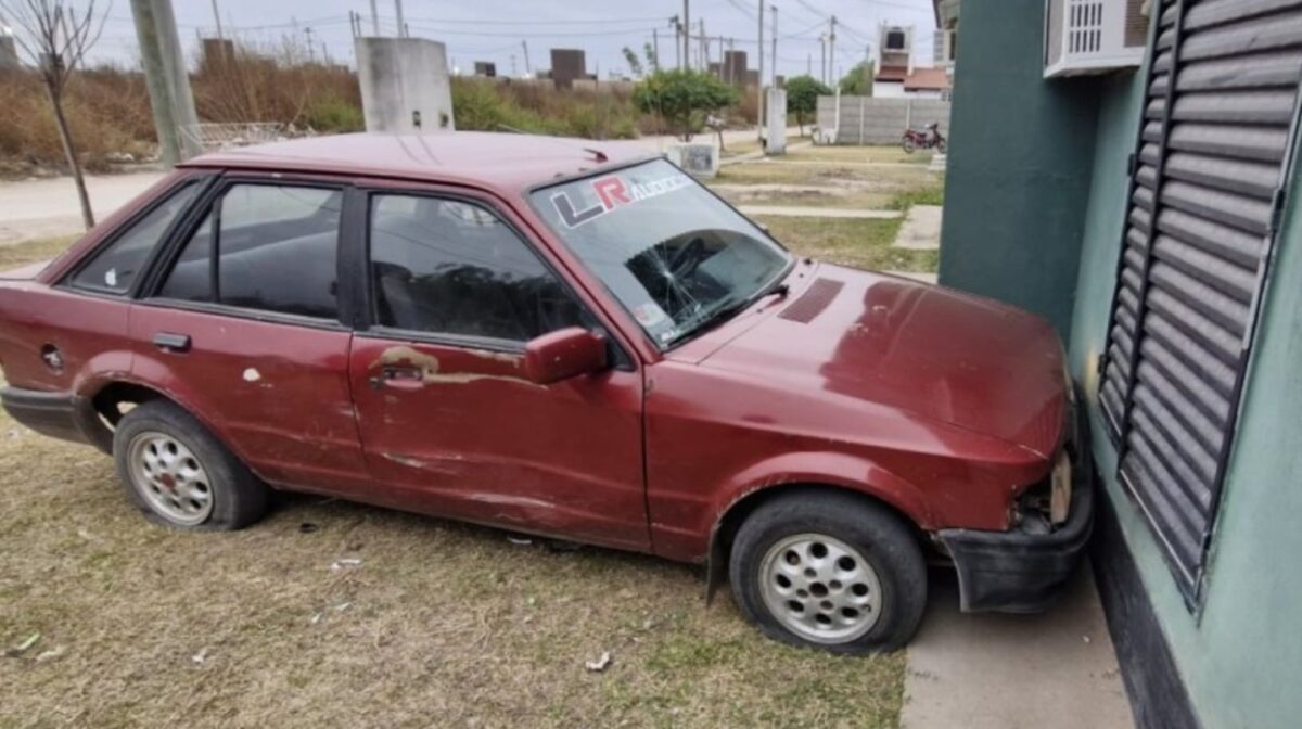 Lo descubre en la casa de su ex y le estrella su carro