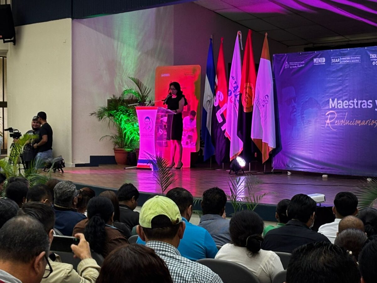 Más de 50 mil maestros culminan II Seminario de Historia