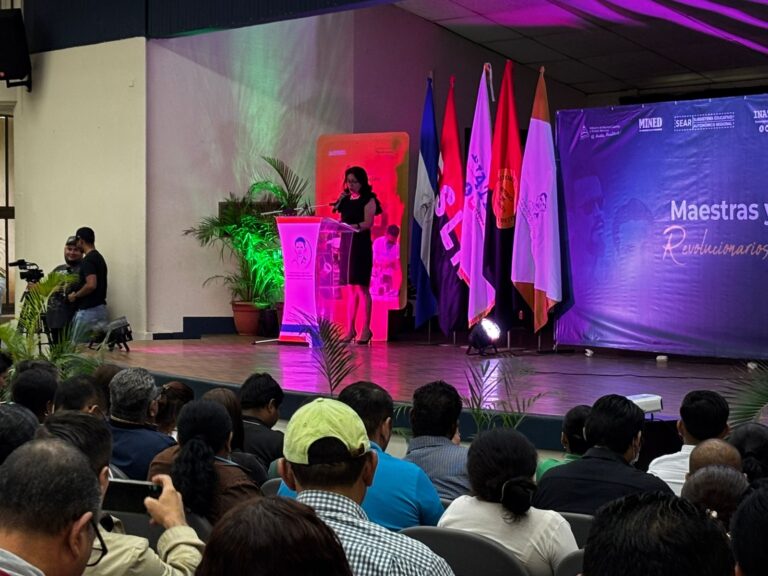 Más de 50 mil maestros culminan II Seminario de Historia