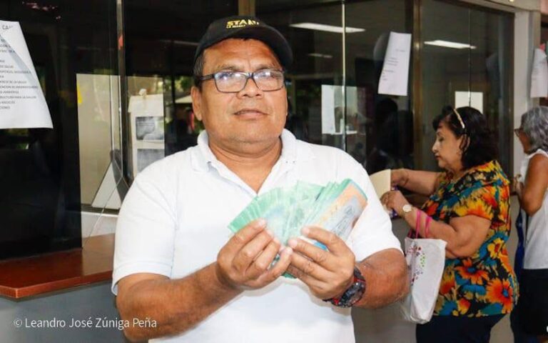 Trabajadores reciben su salario de julio