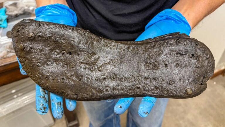 Encuentran unos zapatos gigantes de hace 2 mil años