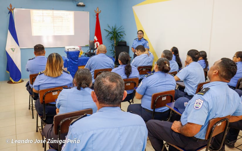 Capacitan a servidores públicos sobre armonía familiar