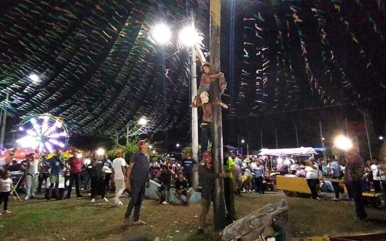 Miles de capitalinos se congregaron en la Rotonda Cristo Rey para celebrar el tradicional Palo Lucio