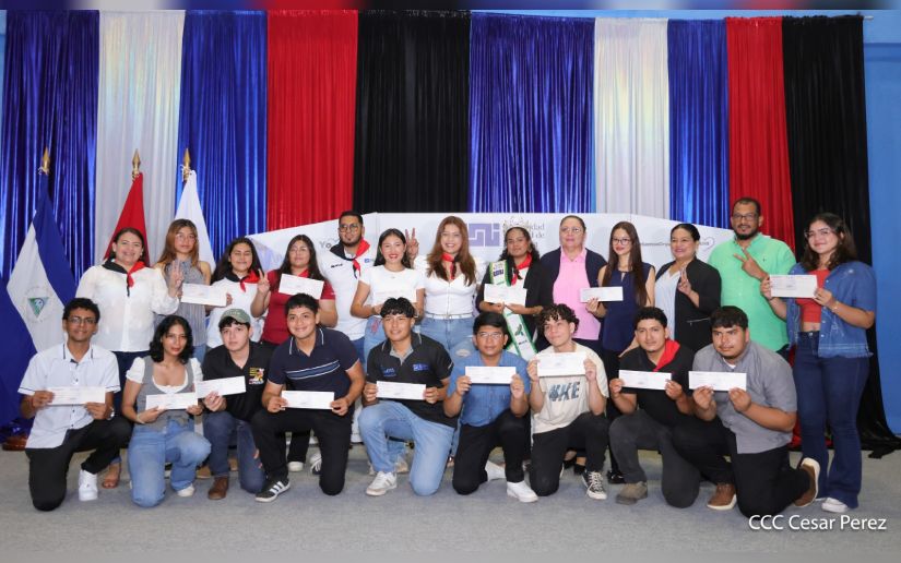 Continúa la entrega de becas universitarias