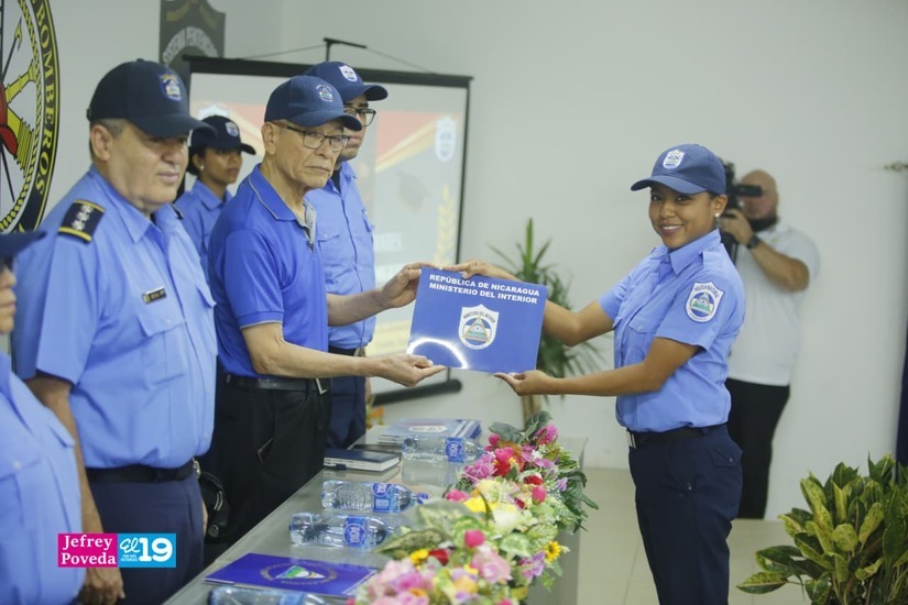 Culminan curso en Normas y Políticas Migratorias 17 trabajadores del Mint