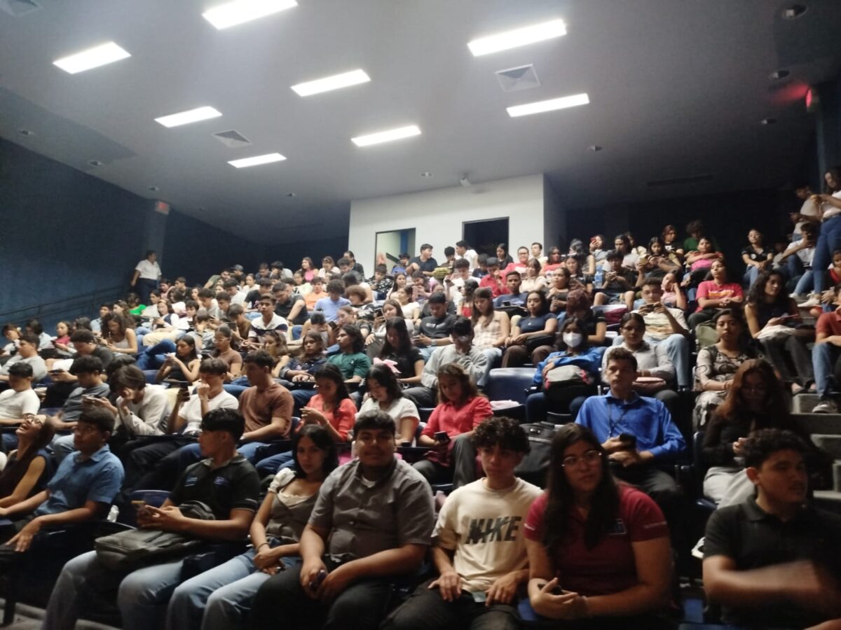 Entregan 2 mil becas universitarias en la UNI