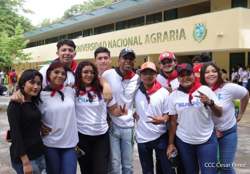 Entregan más de 2 mil becas en la UNA