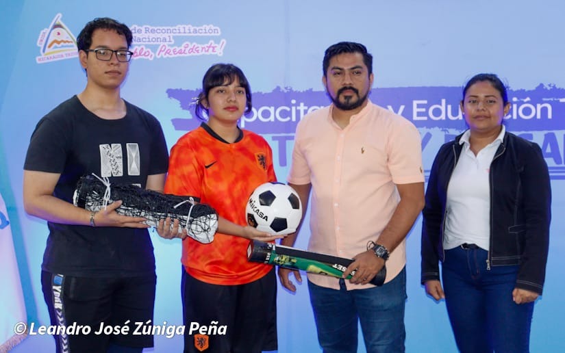 Entregan material deportivo a 72 Centros Tecnológicos del país