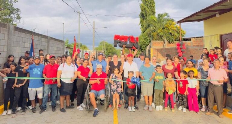 Gobierno entrega 46 calles y mejora 65 kilómetros de caminos
