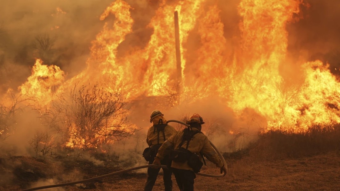 Incendio forestal en California obliga la evacuación de miles de personas