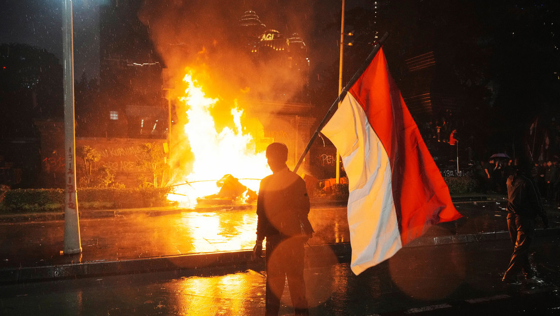 Prenden fuego a la sede de representación popular en Indonesia