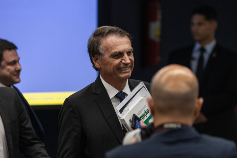 Juez del STF establece prohibiciones a expresidente Bolsonaro
